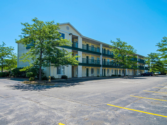 HomeTowne Studios by Red Roof Chicago - Waukegan