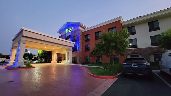 阿塔斯卡戴罗智选假日套房酒店主图