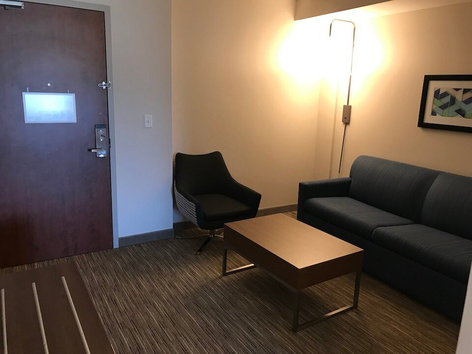 渥太华机场智选假日套房酒店