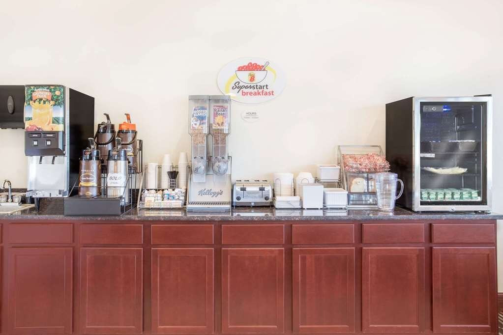 锡达福尔斯温德姆速8酒店主图