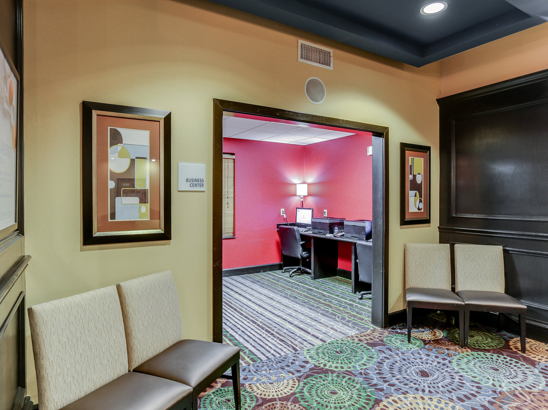 亨特维尔快捷假日&套房酒店主图