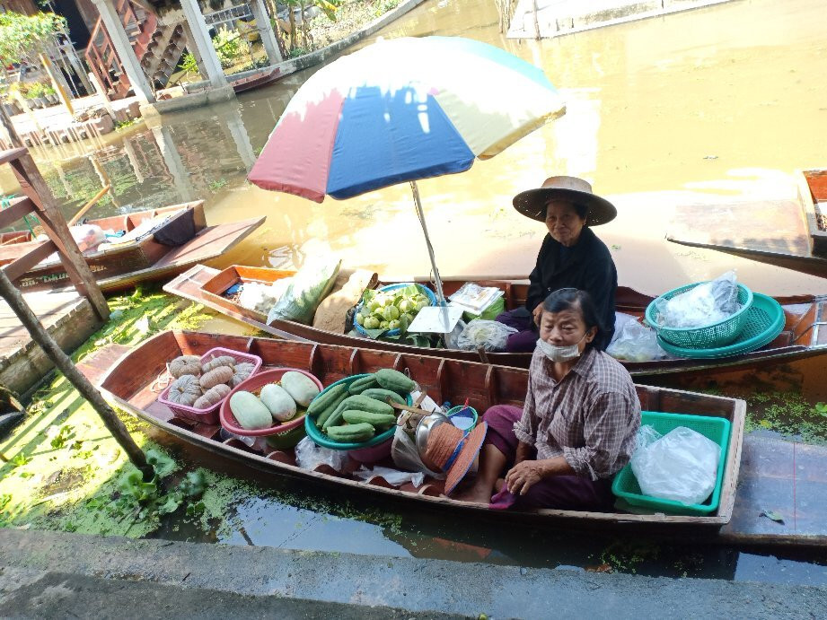 Tha Kha Floating Market景点图片
