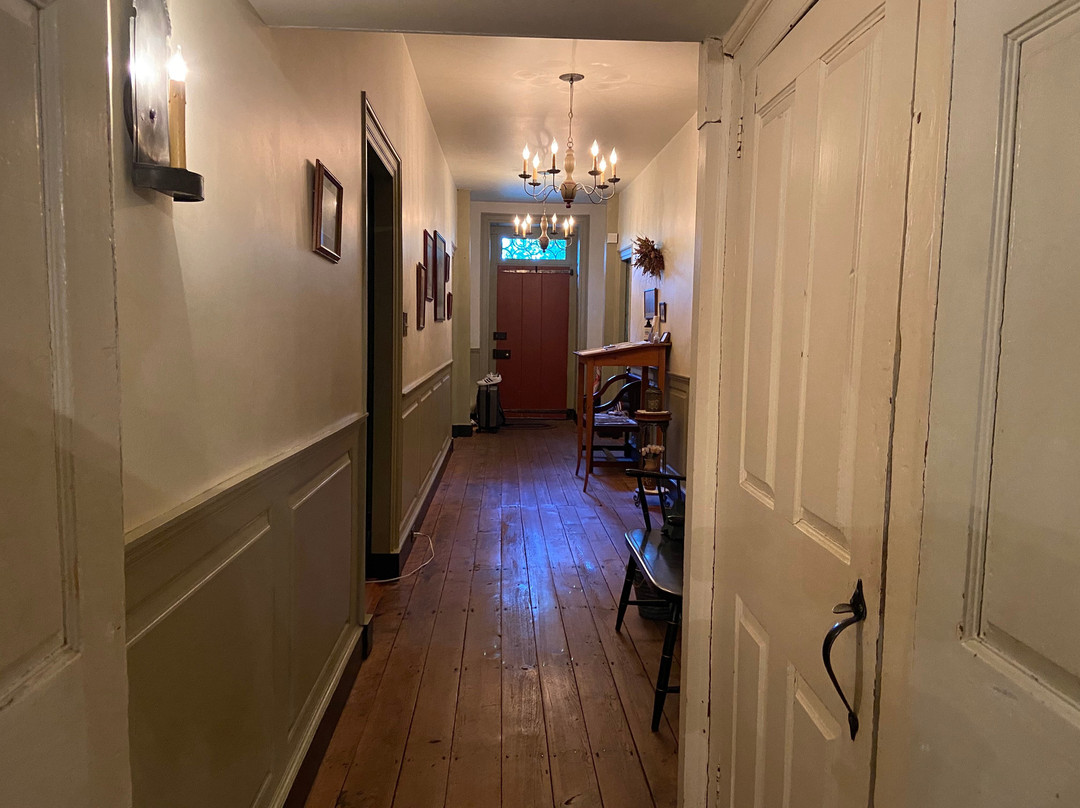 Brownstone Colonial Inn主图