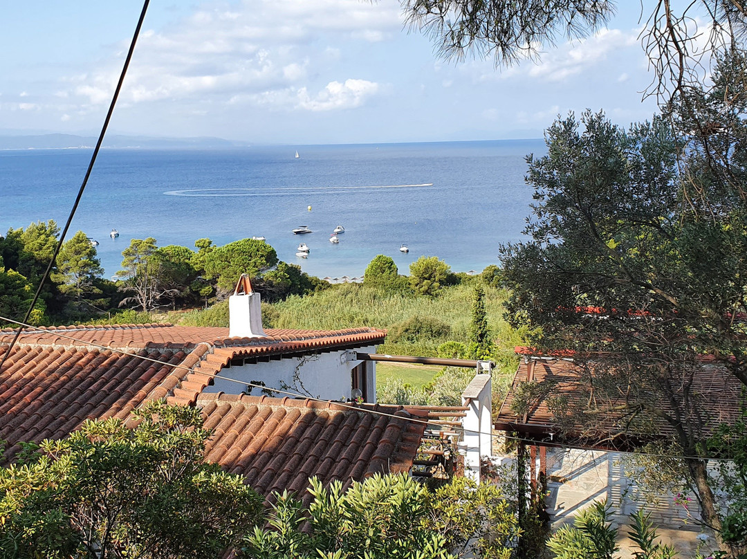 Vromolimnos Beach景点图片