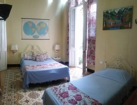 Roly Colonial House Behind Capitol主图