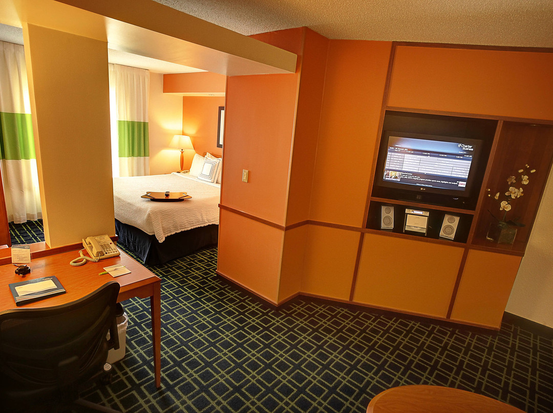 芒特弗农雷德湖费尔菲尔德套房酒店主图