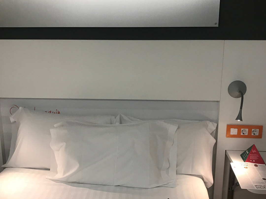 潘普洛纳4U住宿酒店主图