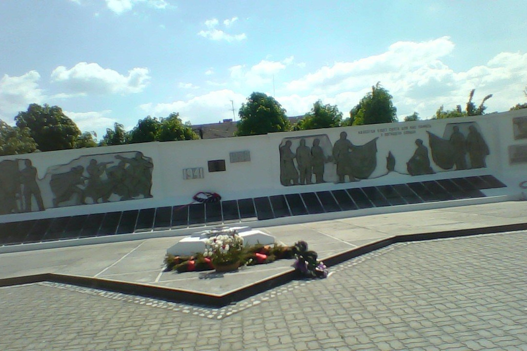 Memorial Complex at the Mass Grave of Soviet Soldiers景点图片