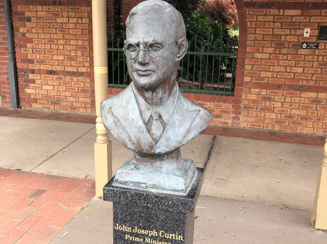 John Curtin Statue-Charlton必去景点