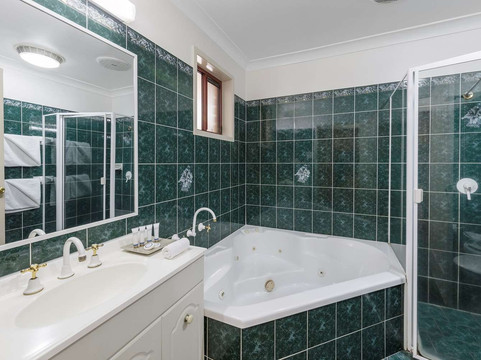 大使贝斯特韦斯特酒店主图