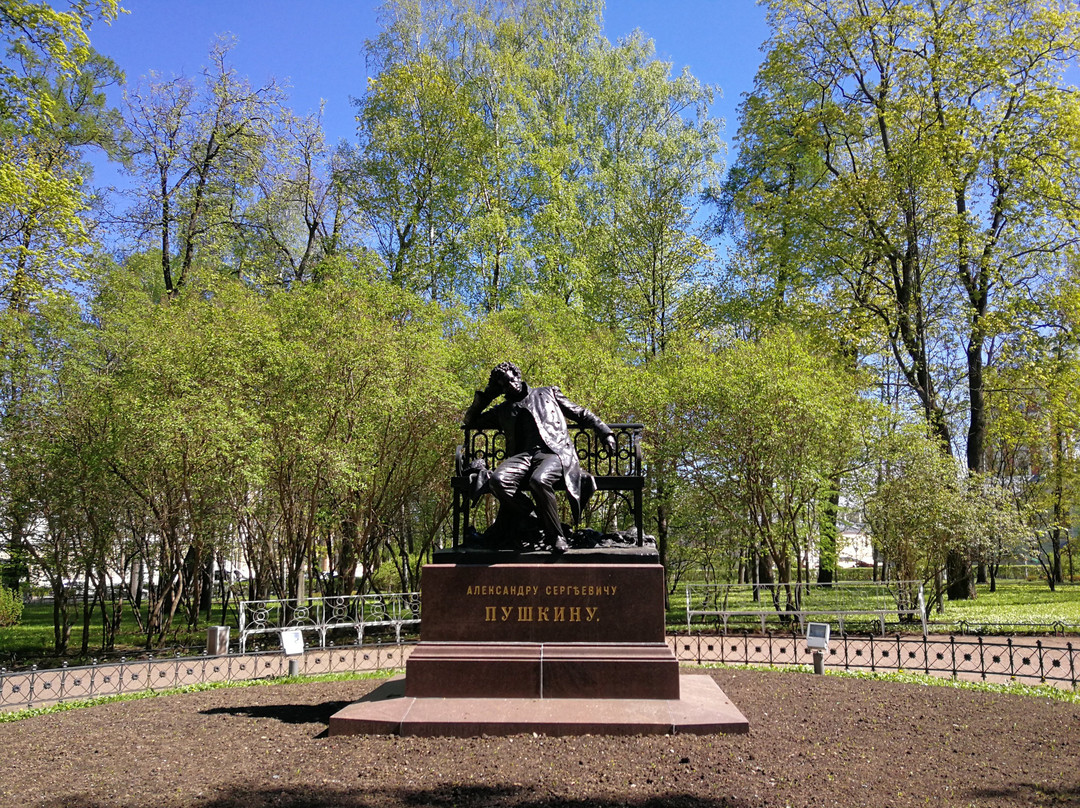 Monument to Pushkin-Lyceum Student景点图片