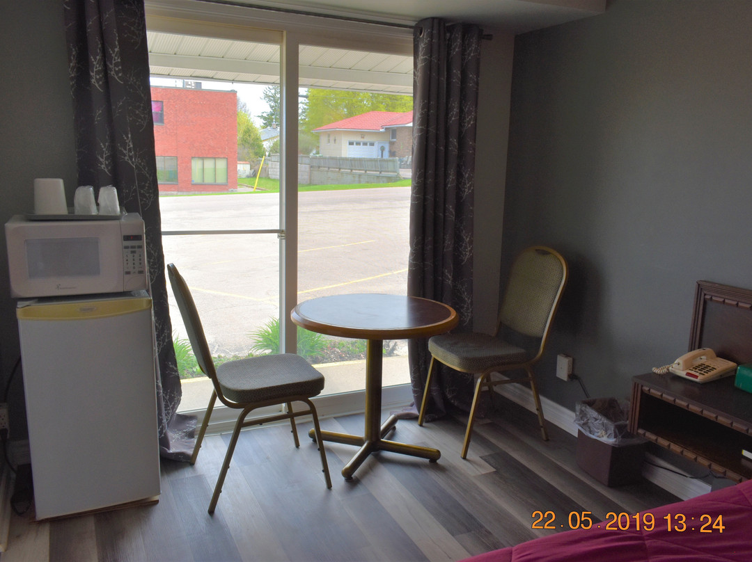 Hillside Inn Pembroke主图