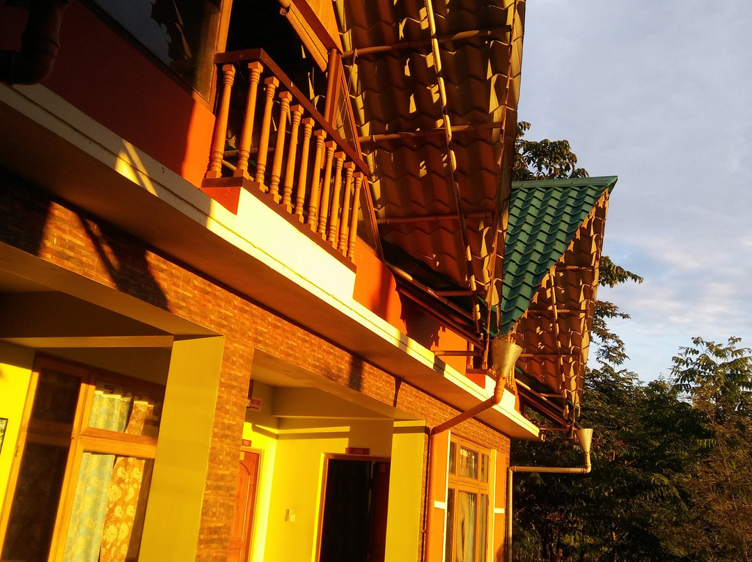 The Red Mud Chalet主图