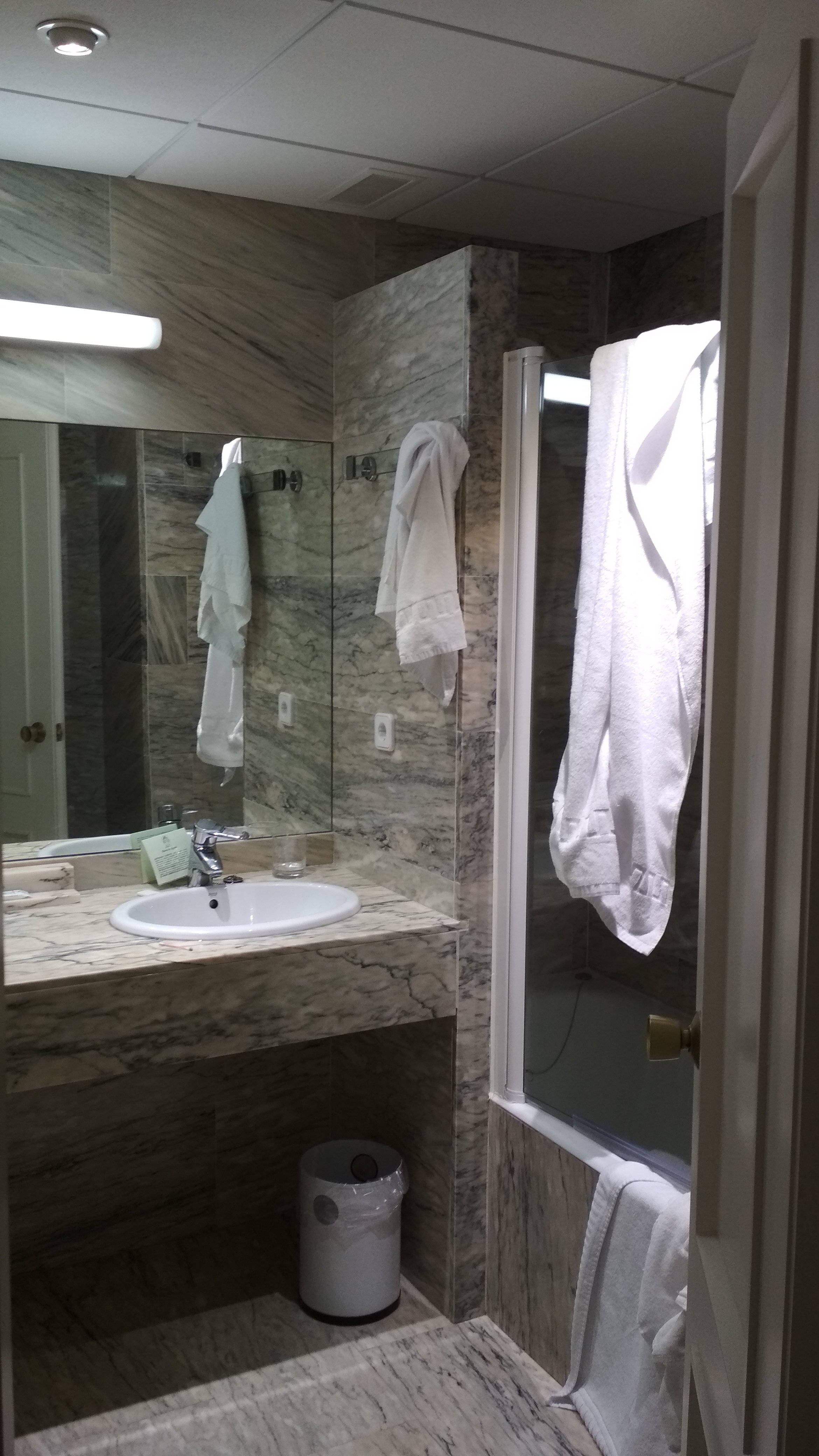 塞戈维亚之门酒店-浴室