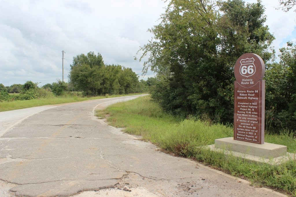 Route 66 Ribbon Road/Sidewalk Highway Landmark-Miami必去景点