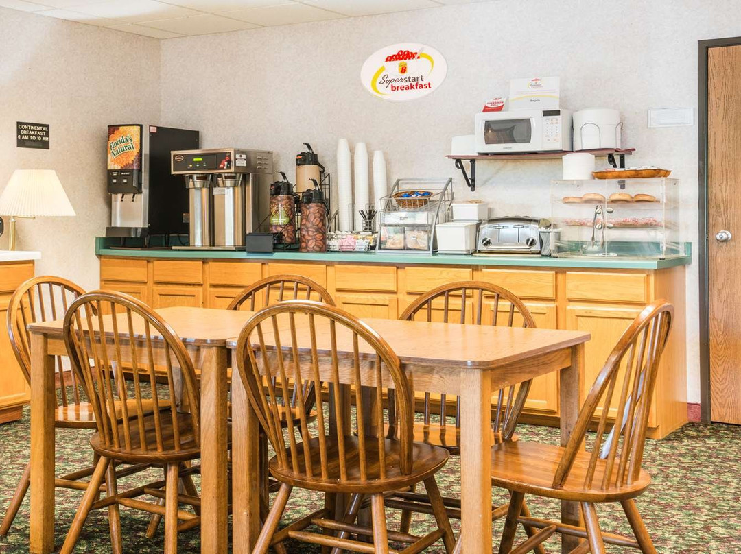 托马霍克速8酒店主图