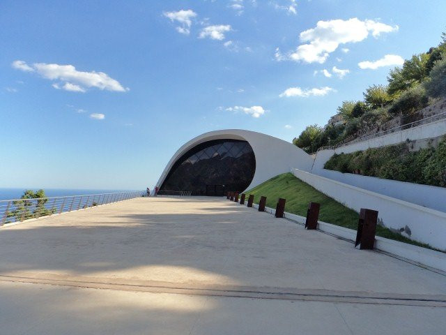 Auditorium Oscar Niemeyer-拉韦洛必去景点