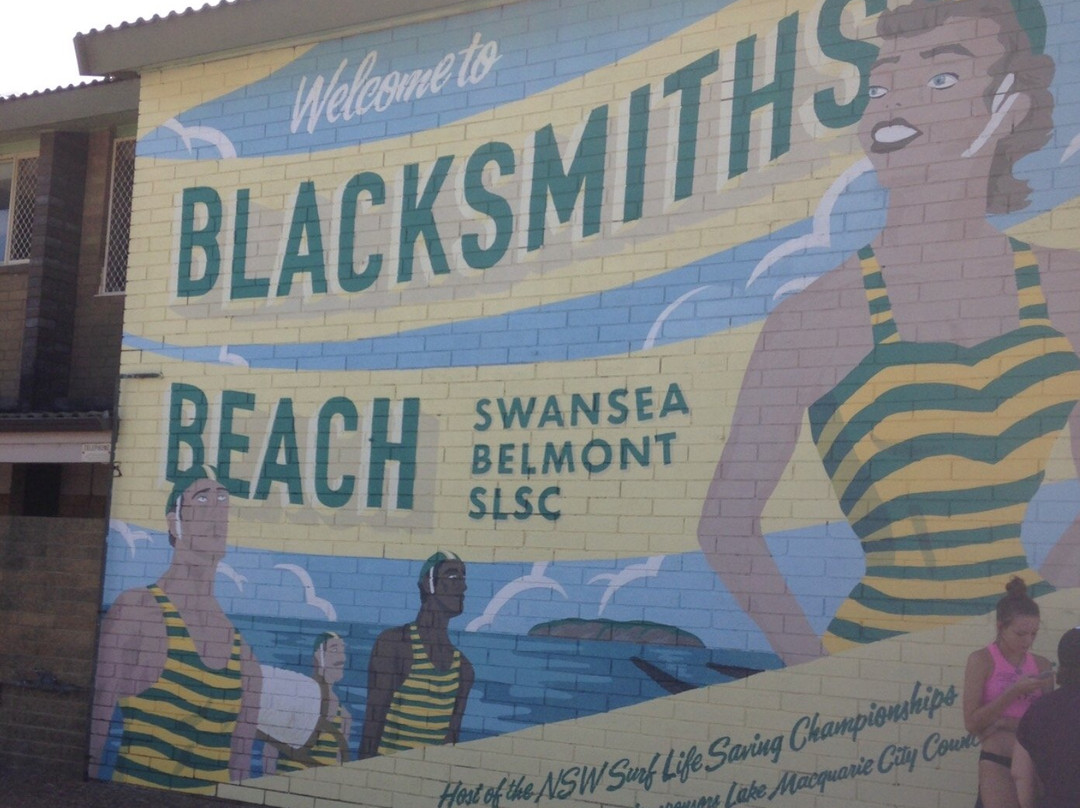Blacksmiths Beach景点图片