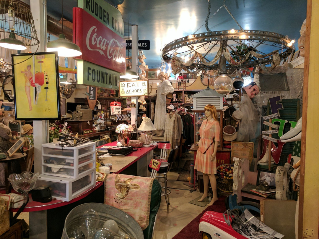 D and J's Good Ole Days Antiques and Oddities-Brady必去景点