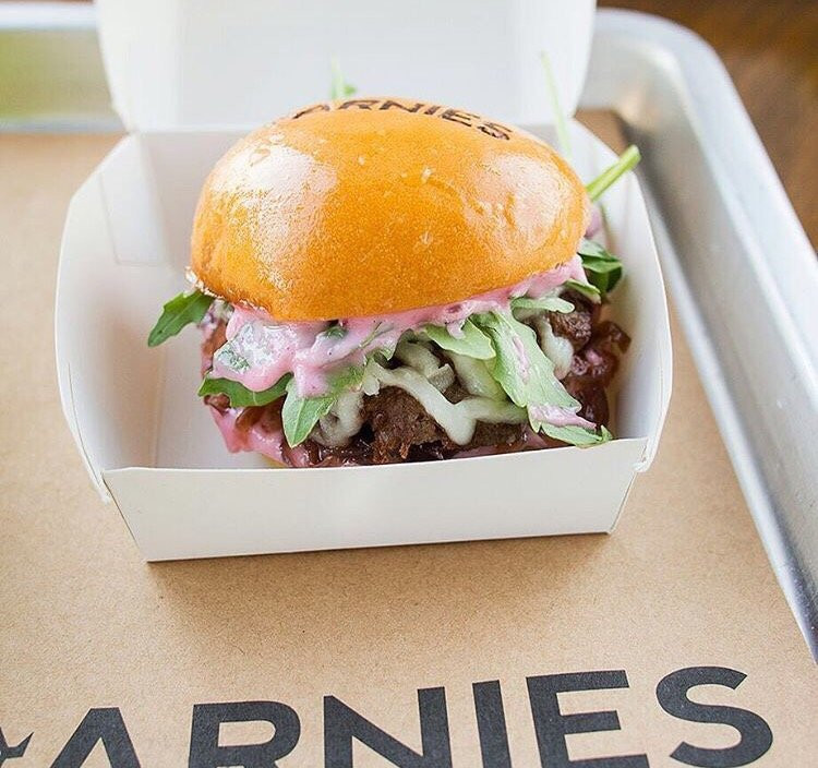 Jalib ash Shuyukh餐馆和美食-Arnies sliders