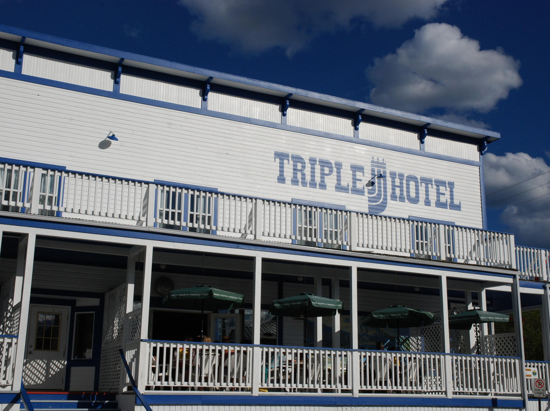 Triple J Hotel and Cabins主图