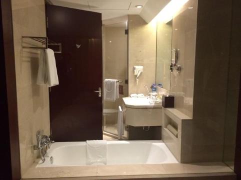 广州白云机场铂尔曼大酒店-浴室