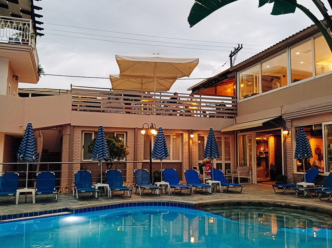 Planos Beach Hotel 海滩酒店主图