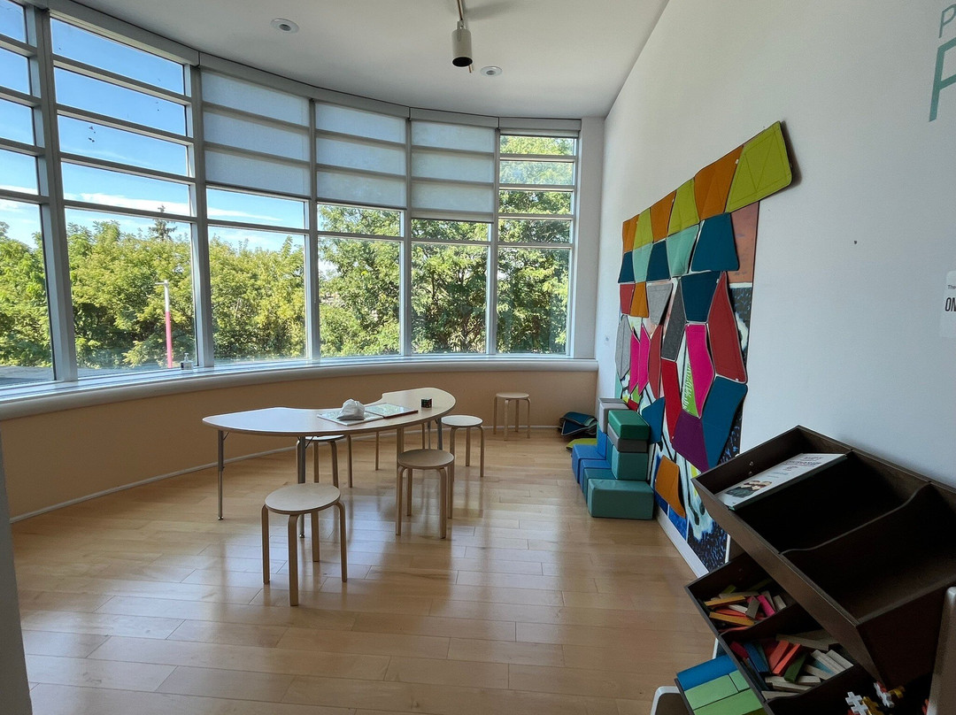 Robert McLaughlin Gallery-奥沙瓦必去景点