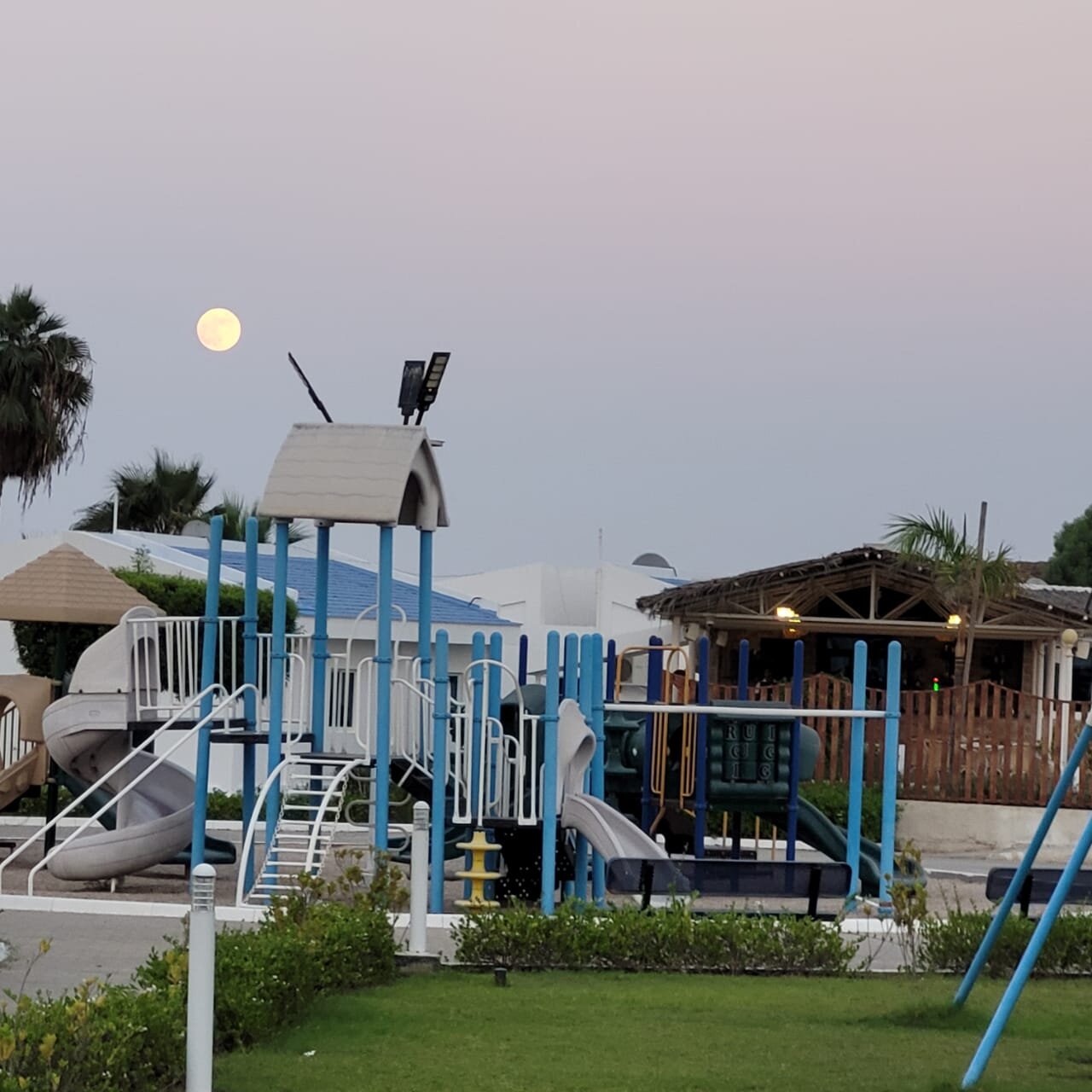 Holiday Beach Resort-官方