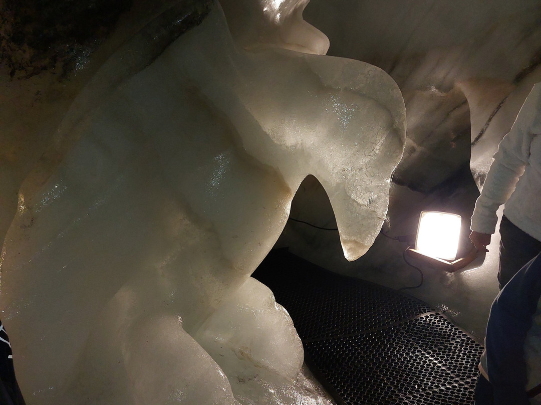 Glacier Cave景点图片