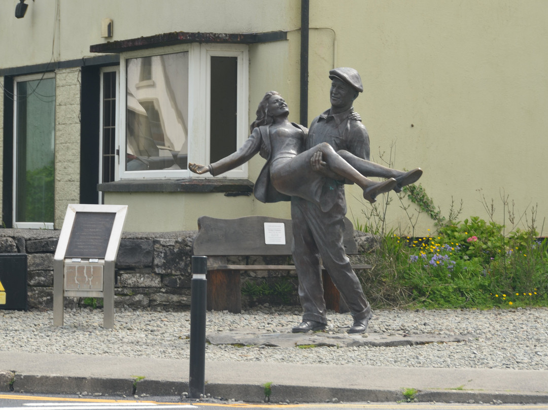 Statue of John Wayne and Maureen O'Hara-康镇必去景点