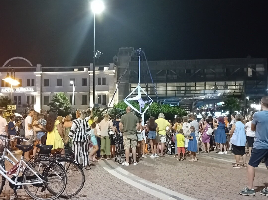 Piazza Primo Maggio o Piazza delle Sirene-卡托利卡必去景点