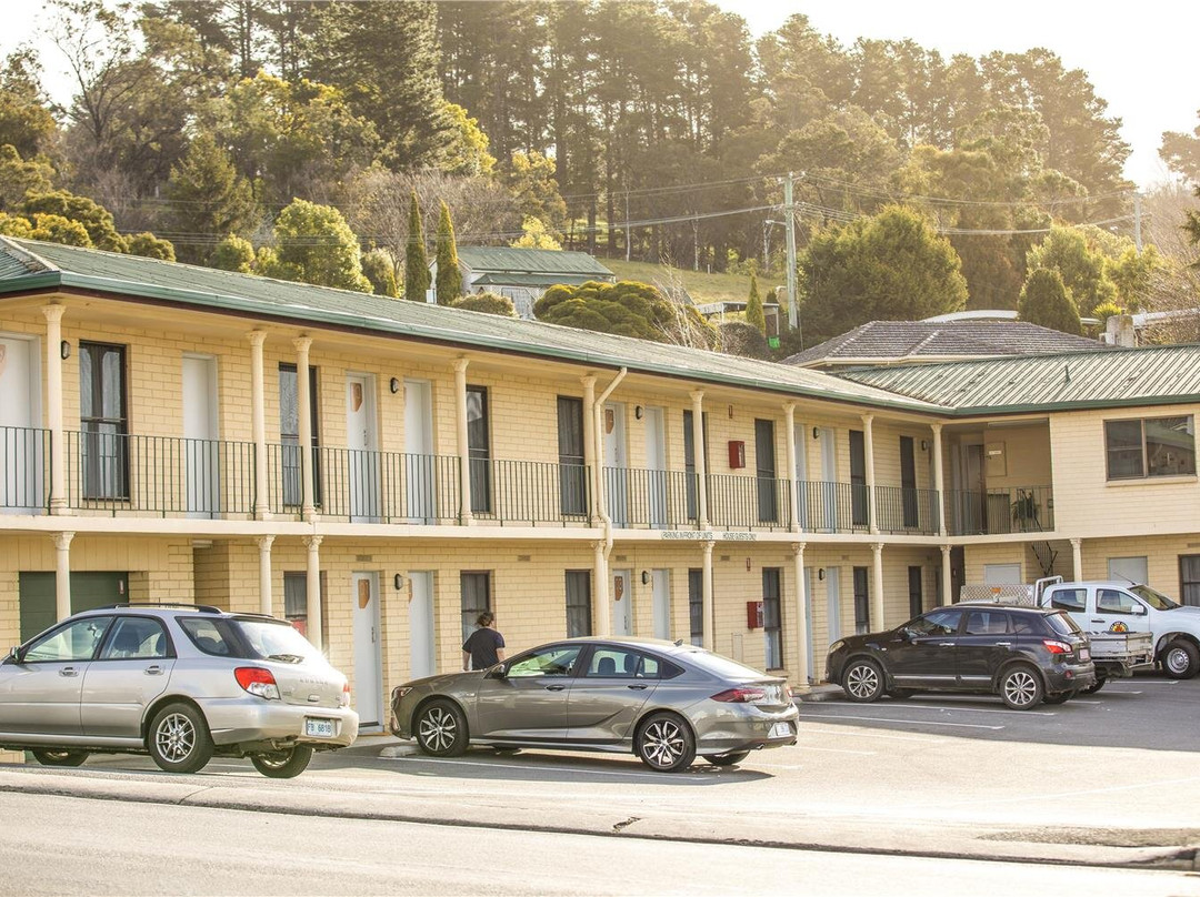 Nightcap at Riverside Hotel主图