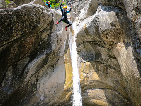 Exclusive Canyoning-因特拉肯必去景点