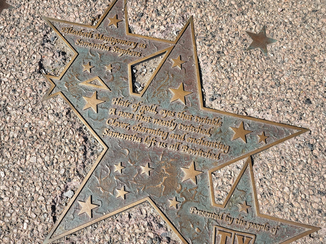 Bewitched Statue of Elizabeth Montgomery-塞勒姆必去景点