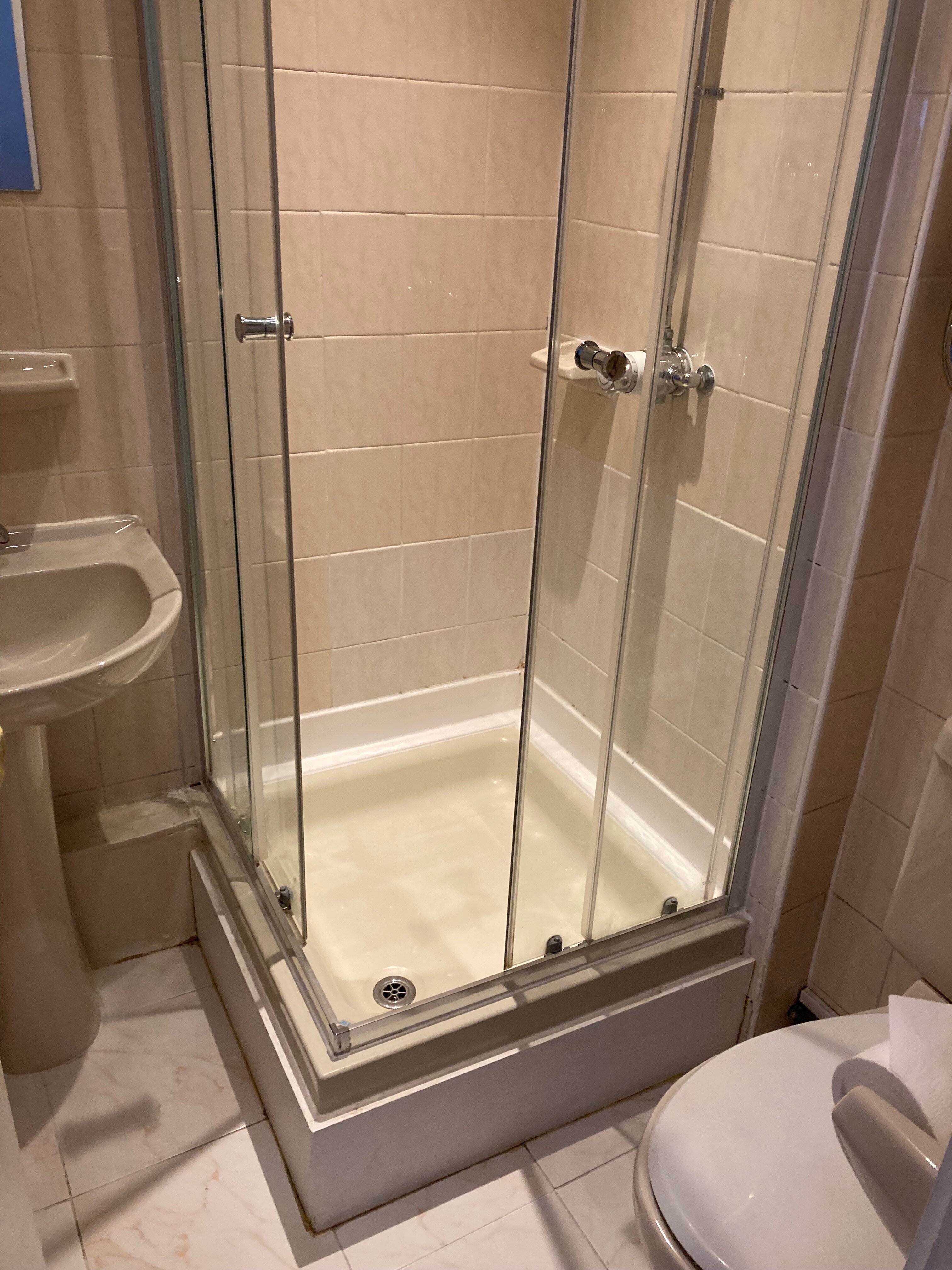 Borough Arms Hotel-浴室