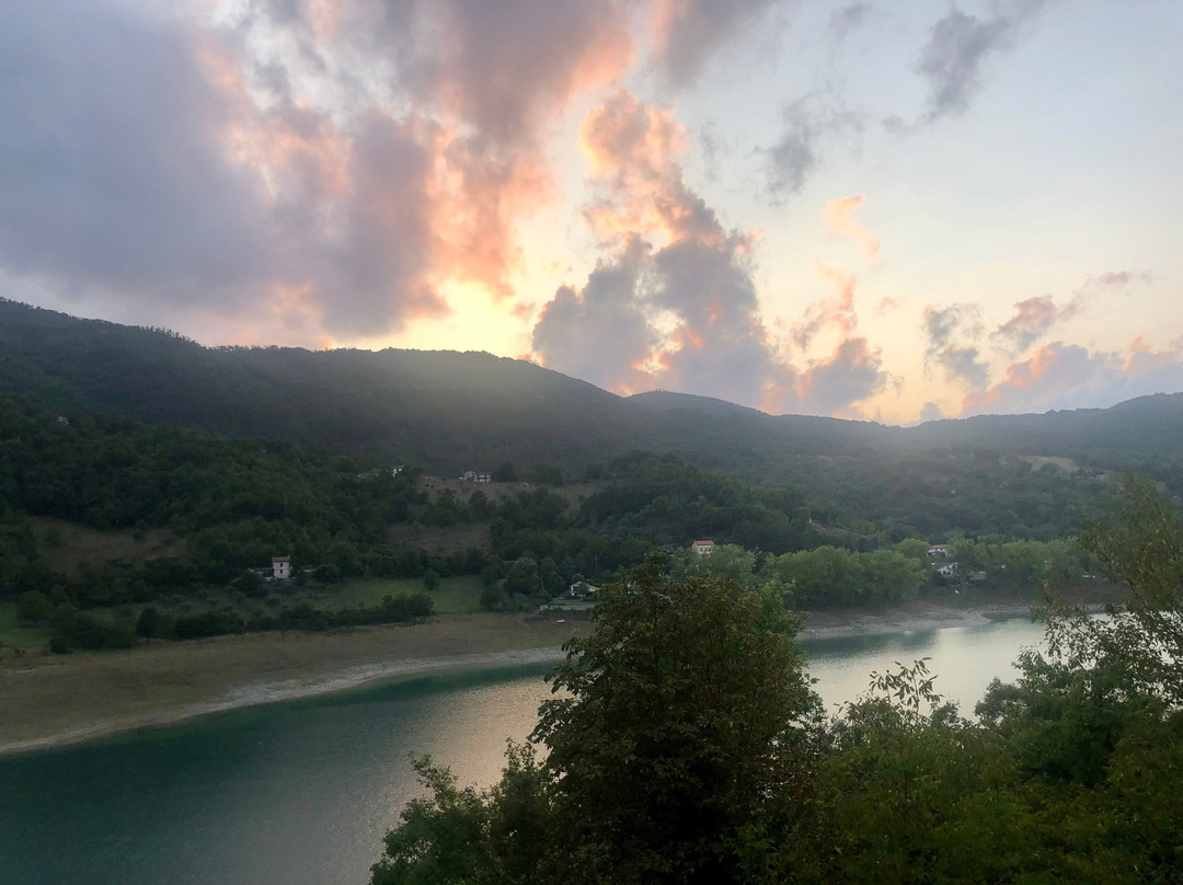 Lago del Turano-Castel di Tora必去景点