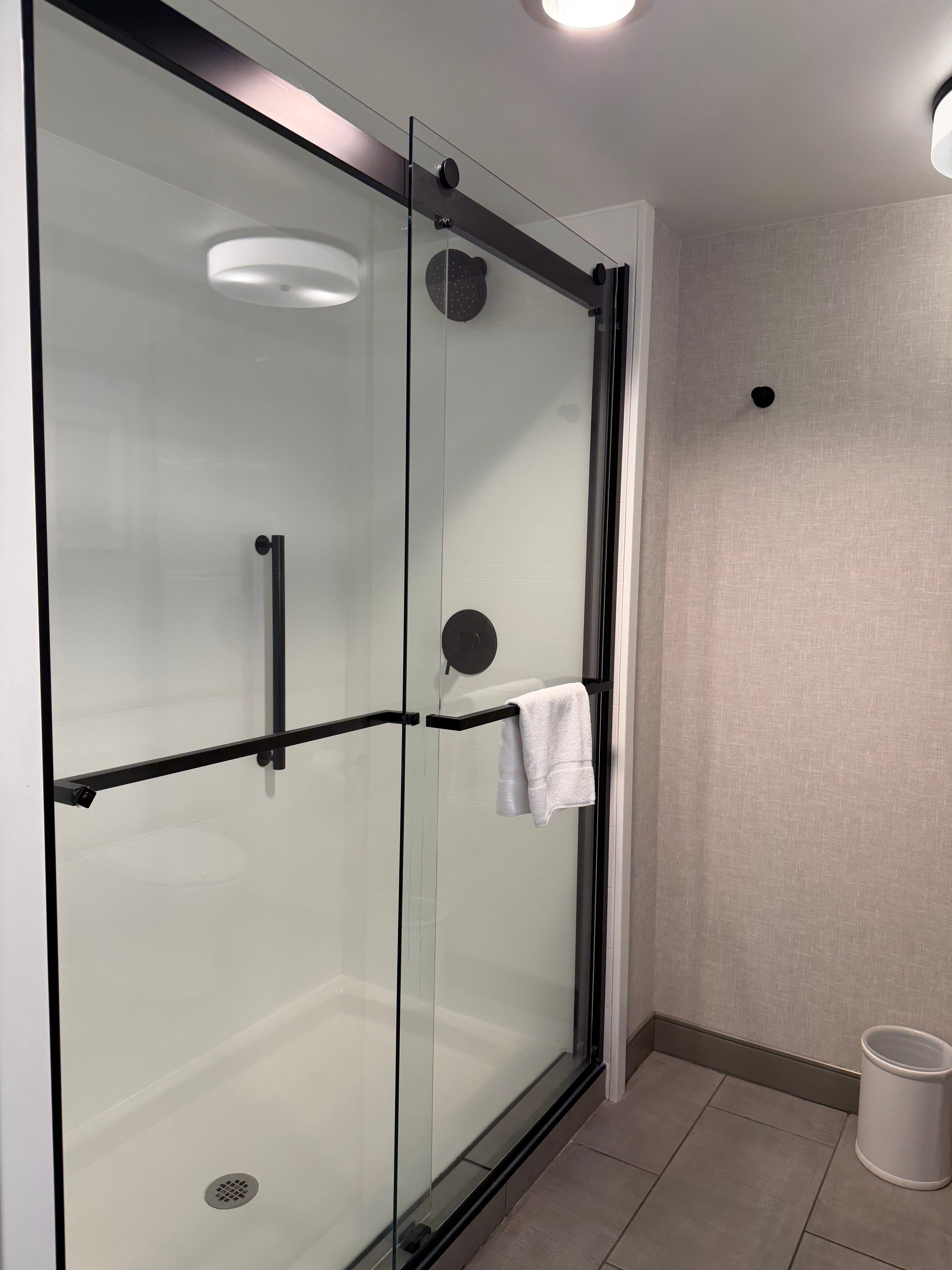 Hampton Inn & Suites Greenville-Downtown-RiverPlace-浴室