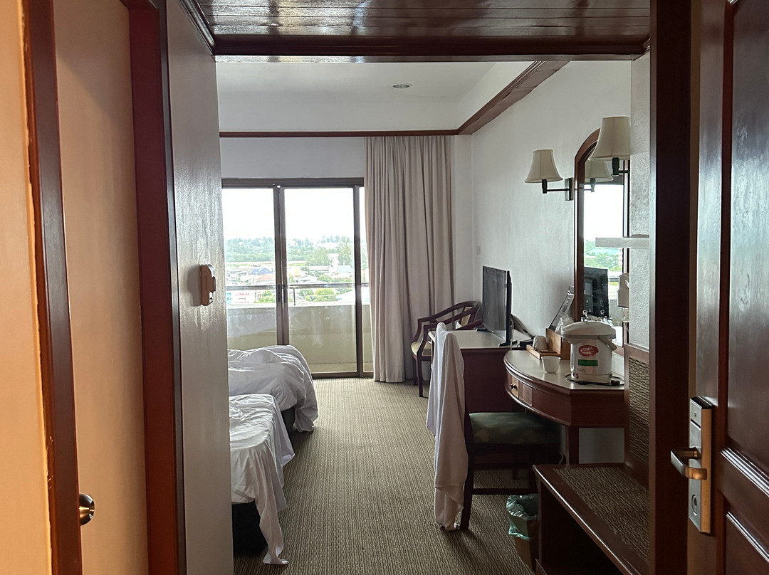 绿野宫廷酒店主图