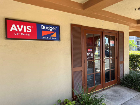 约翰韦恩机场品质套房酒店主图