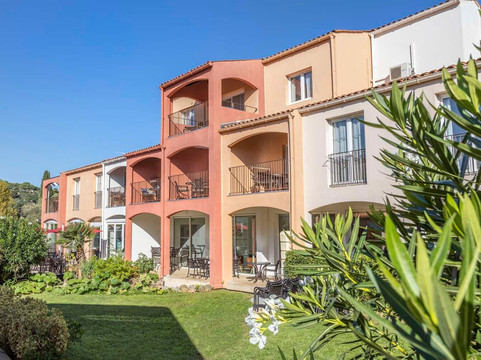 穆然俱乐部酒店主图