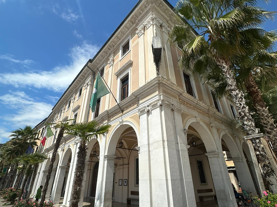 Palazzo Della Magnifica Patria Di Salò-萨罗必去景点