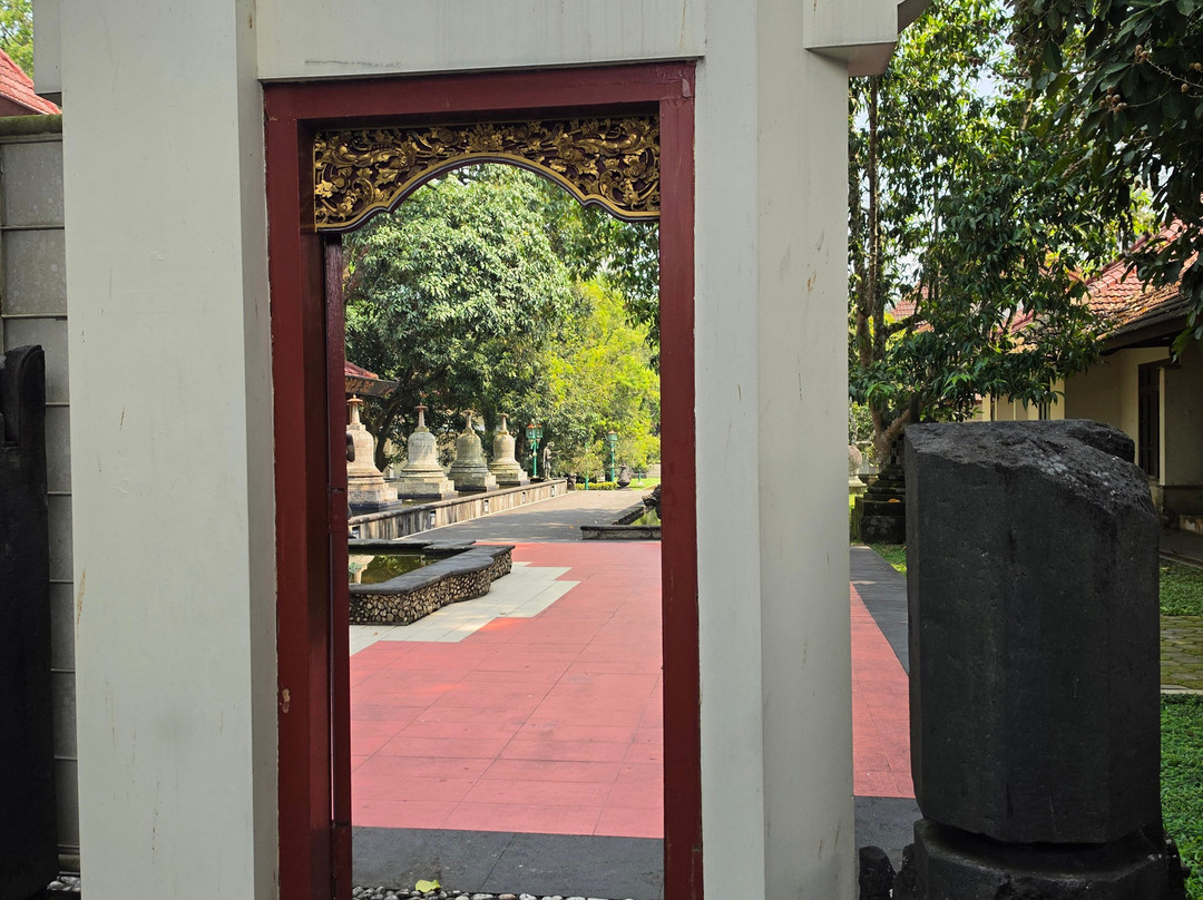 Mendut Buddhist Monastery-Mungkid必去景点