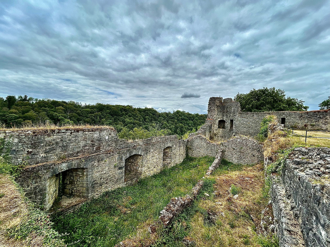 Chateau Fort de Logne-Ferrieres必去景点