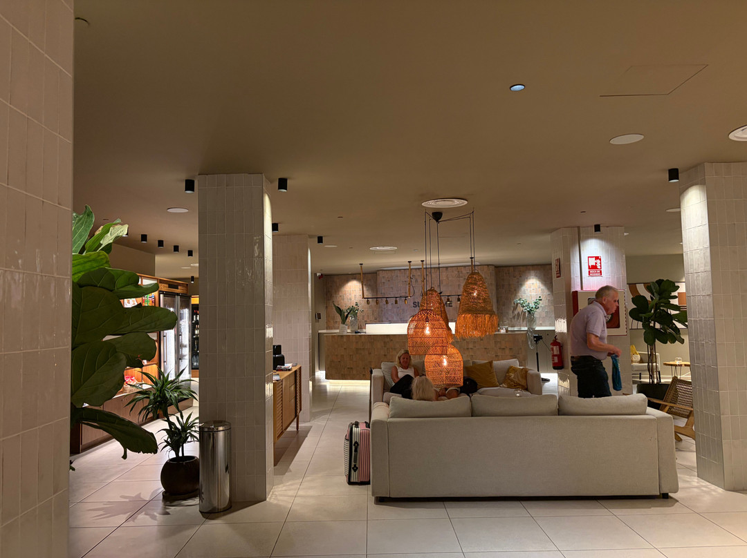 波伦萨湾阳光酒店主图