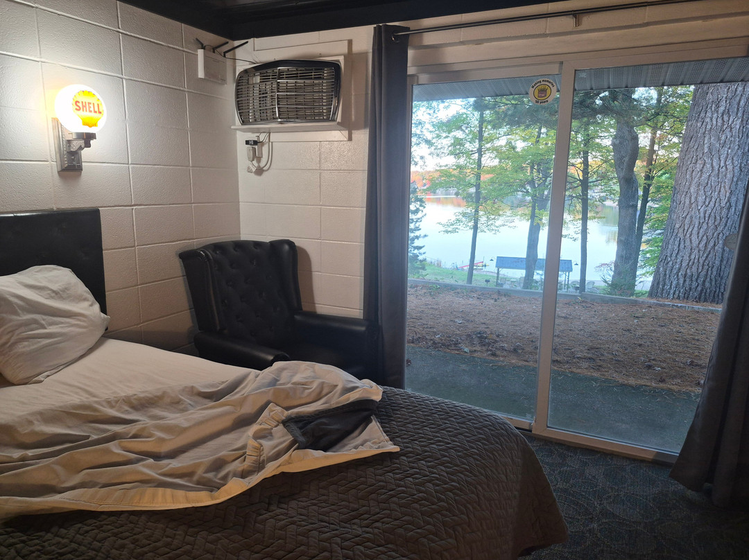 Lakeside Motel & Cottages主图