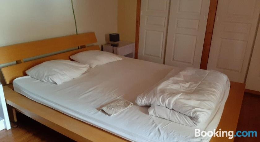 Chambre avec douche et toilettes