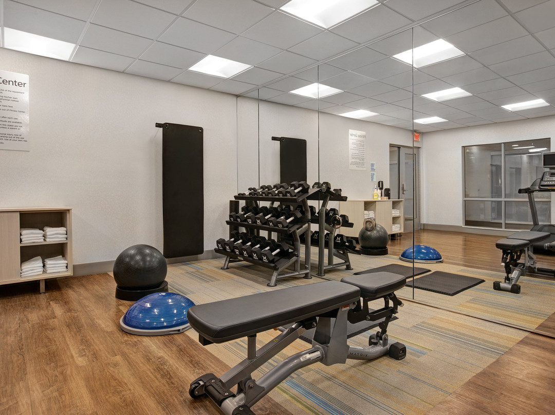 Holiday Inn Express & Suites Milwaukee - Brookfield By IHG主图