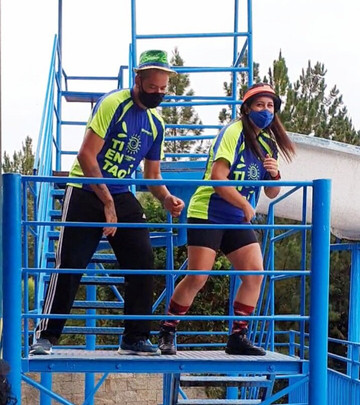 乡村客栈酒店主图