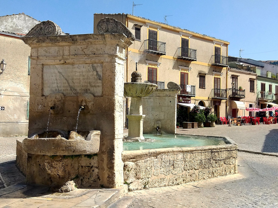 Fontana di Piazza Umberto I景点图片